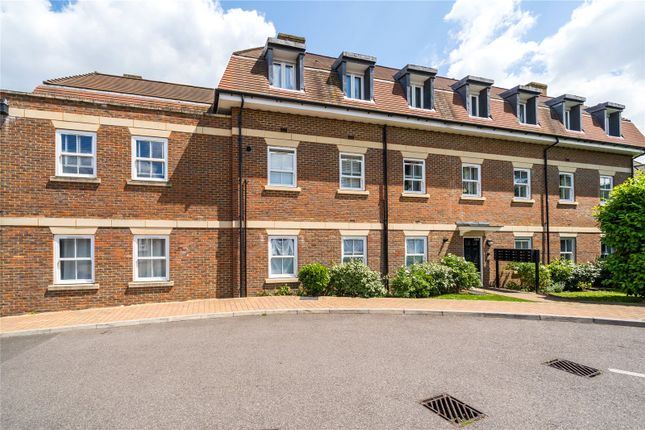 Between Streets, Cobham, KT11 2 bed flat for sale