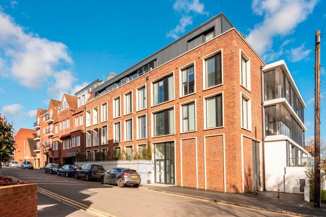 49 Station Road, Gerrards Cross SL9 1 bed apartment for sale