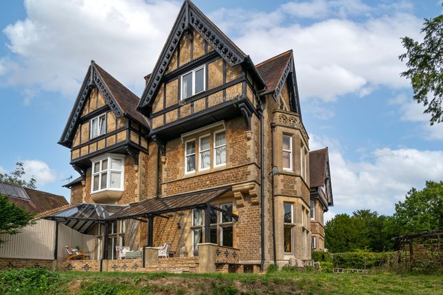 Raglan Road, Reigate, RH2 3 bed ground floor flat for sale