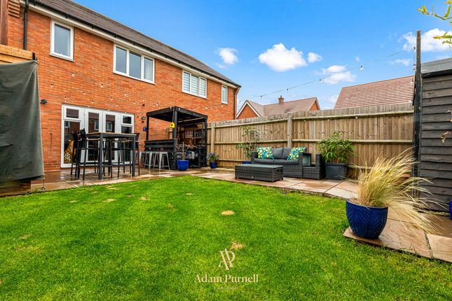 Stock Dove Close, Hinckley, LE10 3 bed semi