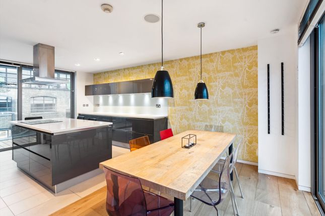 Lion Court, Magdalen Street, London, SE1 3 bed apartment for sale