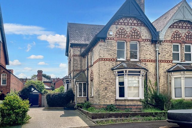 5 bedroom semi-detached house for sale