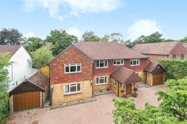 Pine Avenue, Surrey GU15 5 bed detached house for sale
