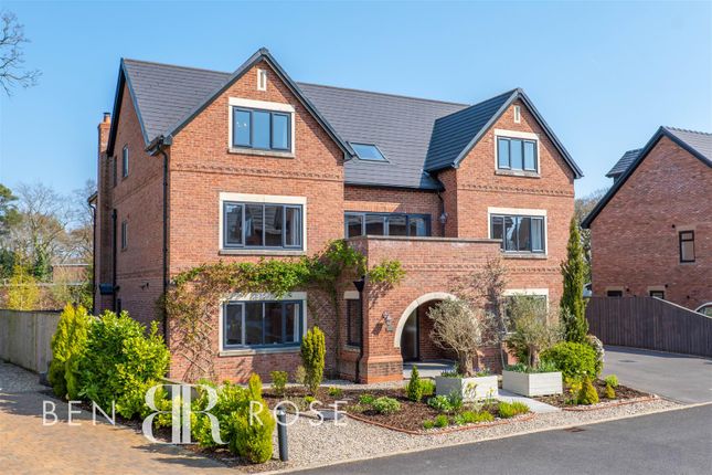 Meadowcroft Gardens, Preston PR4 7 bed detached house for sale