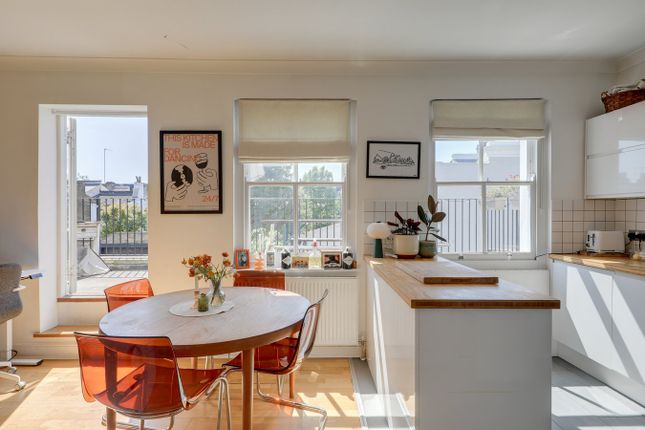 Lyndhurst Way, Peckham, London, SE15 2 bed flat for sale