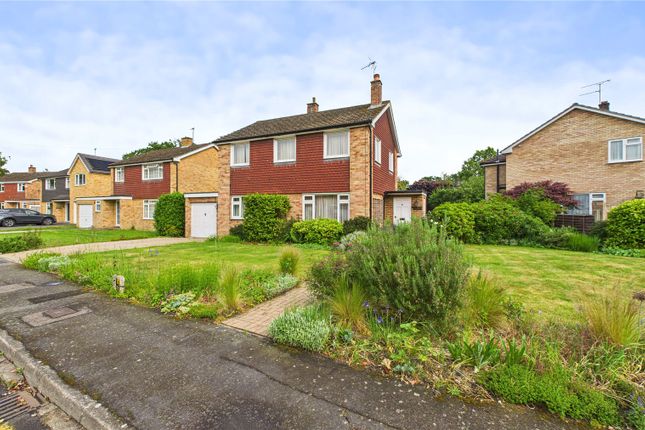 Fenns Way, Surrey GU21 3 bed detached house for sale