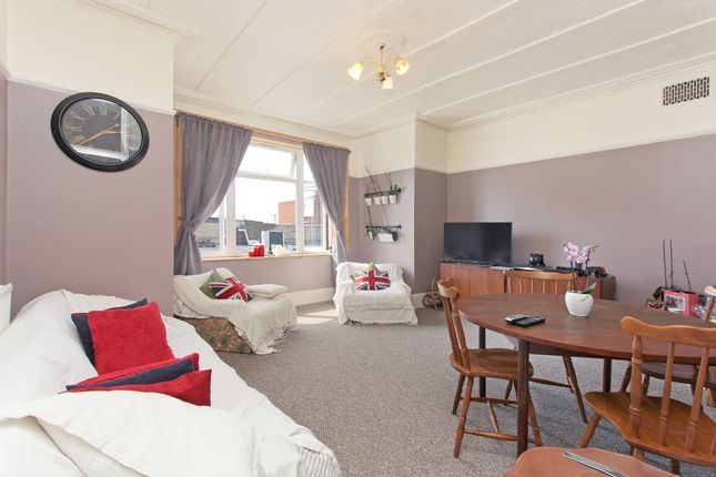 Hopton Road, Streatham, SW16 3 bed flat for sale