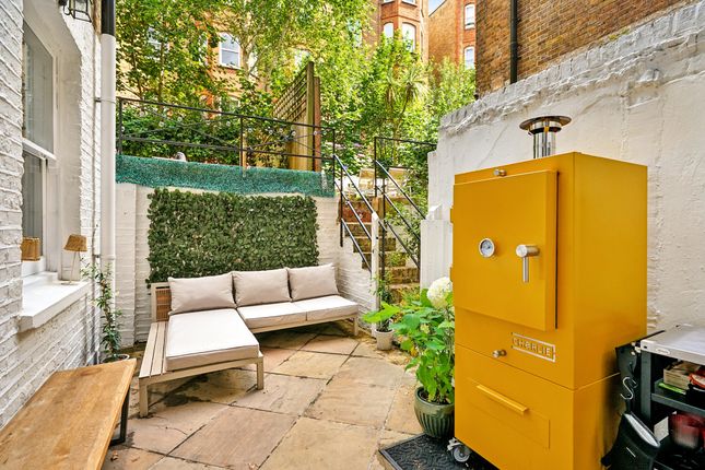 Nevern Square, London, SW5 2 bed apartment for sale