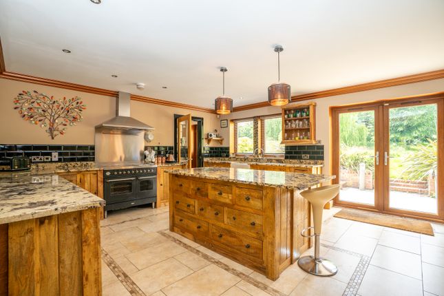 Pudsey LS28 6 bed detached house for sale