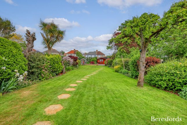 Kenilworth Avenue, Romford, RM3 3 bed detached house for sale