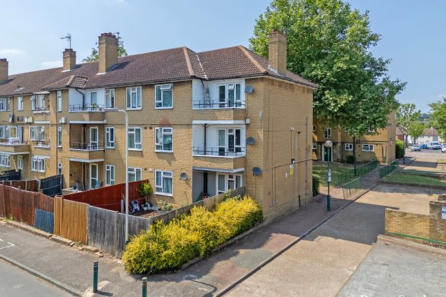 Montgomery Crescent, Romford, RM3 1 bed apartment for sale