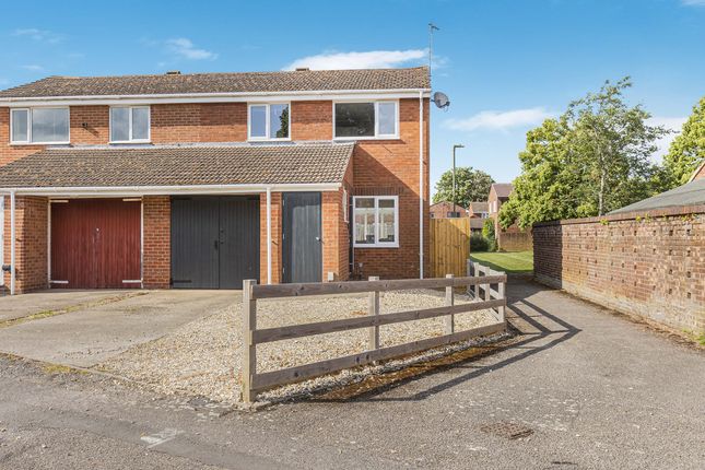 White Horse Crescent, Wantage, OX12 3 bed semi