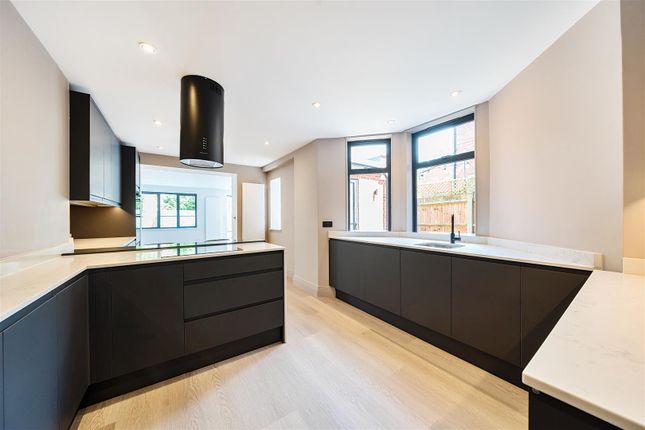 Harlesden Gardens, London, NW10 2 bed flat for sale