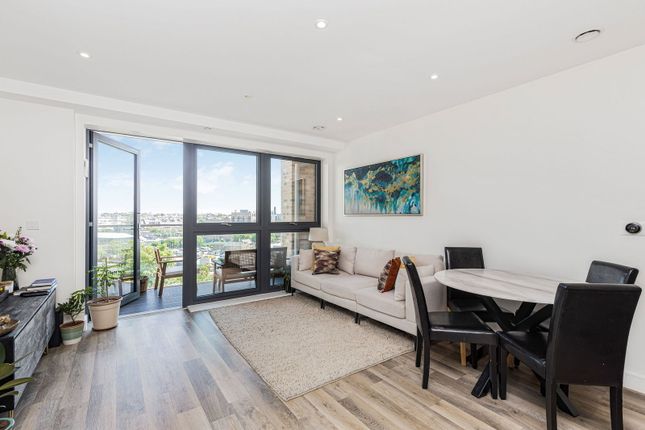 London SW18 2 bed apartment for sale