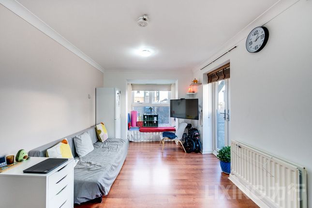 Wesley Avenue, Royal Victoria, E16 1SY 2 bed apartment for sale