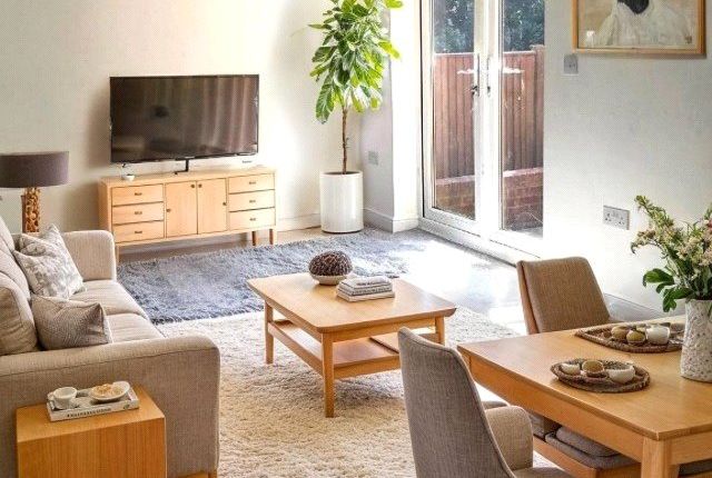 5 bed detached house