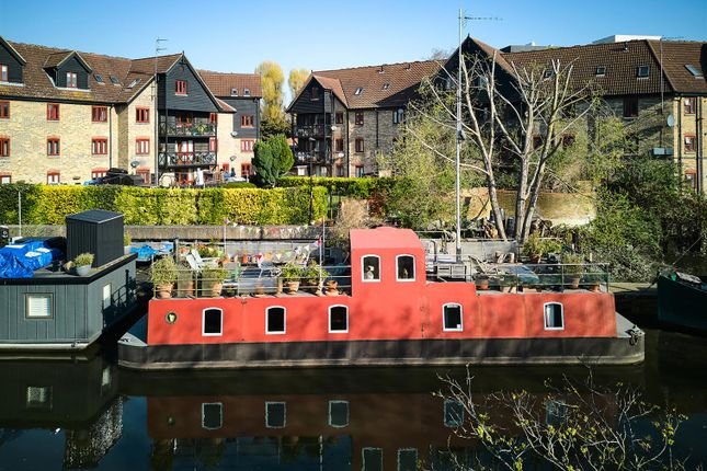 Ham Wharf, Brentford, TW8 2 bed houseboat for sale
