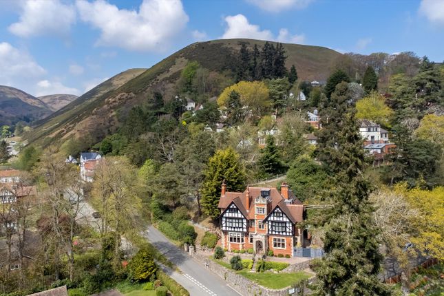 6 bed detached house
