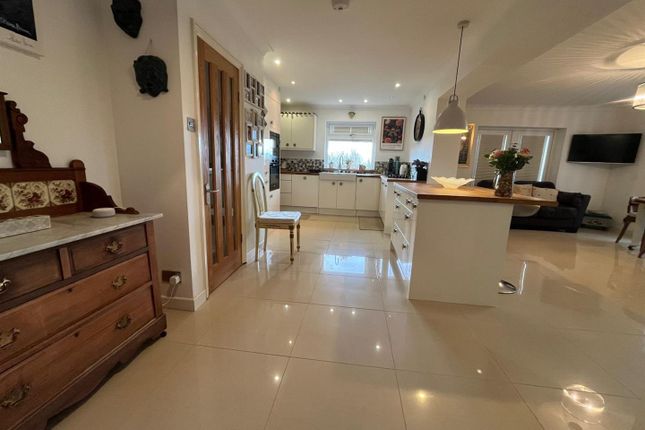 Stockport Road, Gee Cross, Hyde SK14 3 bed detached house for sale