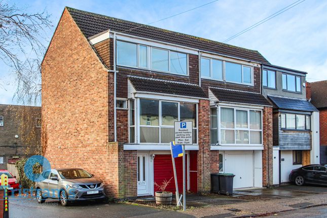 3 bedroom town house for sale