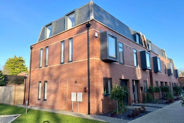 THE CURVE, WELHOLME AVENUE, GRIMSBY 4 bed semi