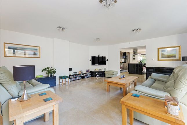4 bed link detached house