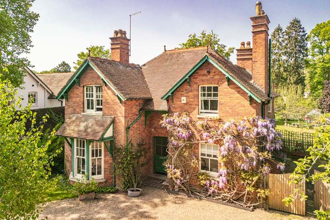 Applegate, Goring on Thames, RG8 4 bed detached house for sale