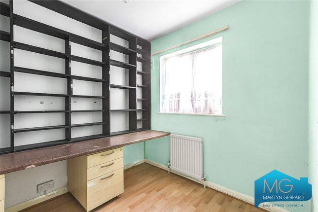 Crescent Way, London, N12 3 bed terraced house for sale