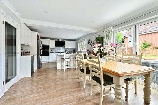 Chawton Close, Hampshire GU51 5 bed detached house for sale