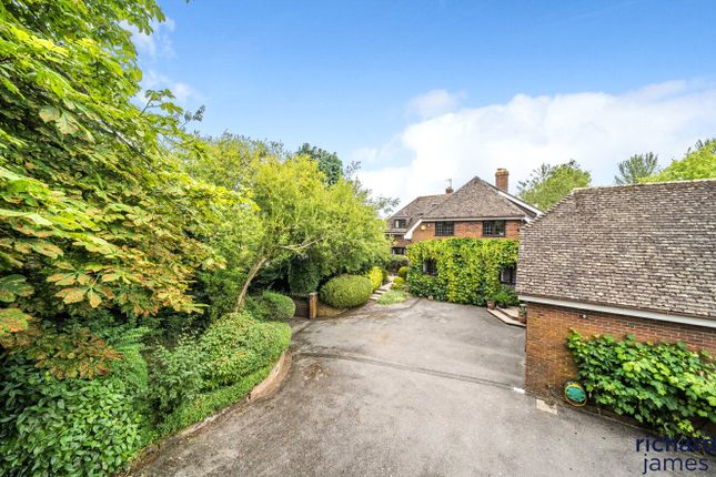 Broad Hinton, Nr Swindon, Wiltshire, SN4 5 bed detached house for sale