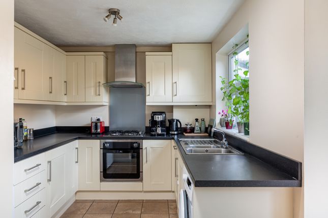 Pine Gardens, Horley, Surrey, RH6 3 bed townhouse for sale