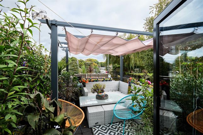Swan Island, Twickenham, TW1 1 bed houseboat for sale
