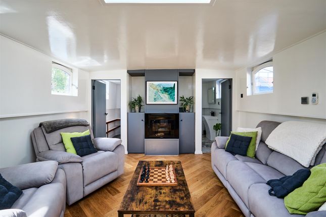 Ham Wharf, Brentford, TW8 3 bed houseboat for sale