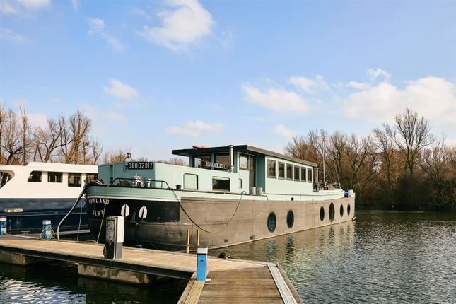 Penton Hook Marina, Chertsey, KT16 3 bed houseboat for sale
