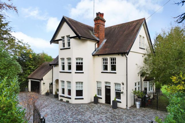 5 bed detached house