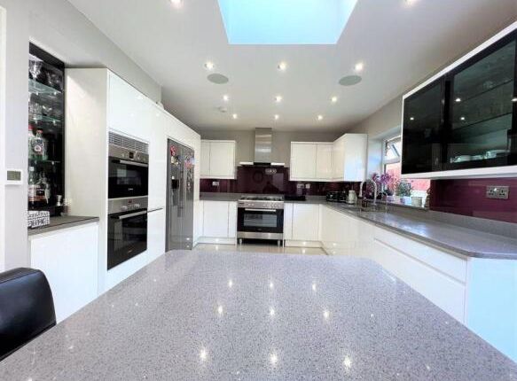 Downley, High Wycombe HP13 3 bed detached house for sale