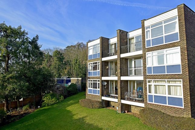 Filmer Grove, Surrey GU7 2 bed flat for sale