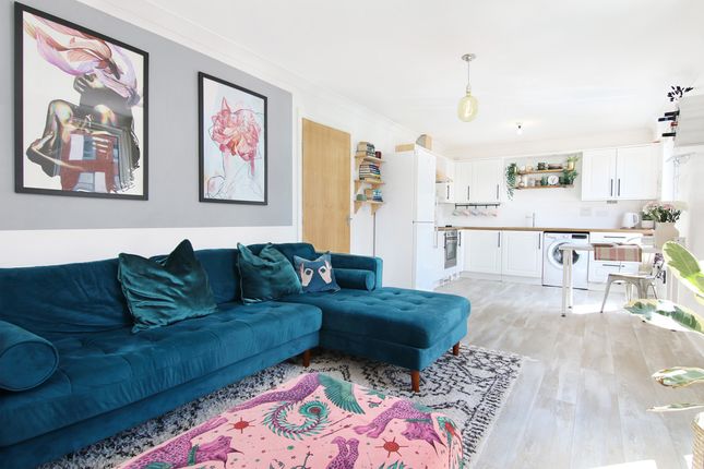 18/3 Ferry Gait Crescent, Edinburgh... 2 bed flat for sale