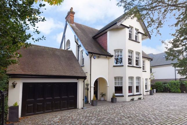Hillwood Grove, Brentwood CM13 5 bed detached house for sale