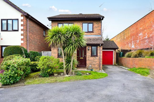 Lory Ridge, Bagshot, Surrey, GU19 3 bed detached house for sale