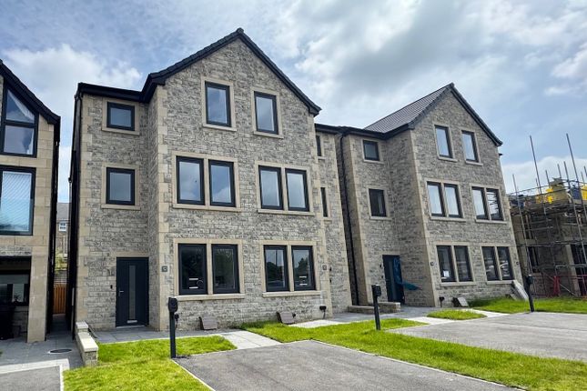 Manywell Heights, Culingworth, BD13 4 bed semi