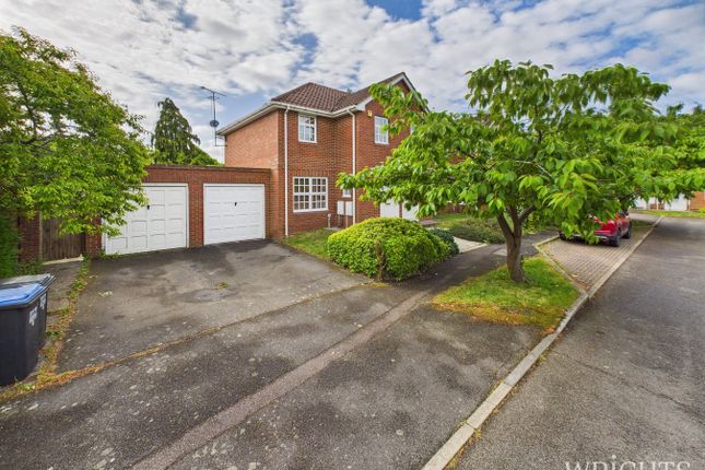 Rooks Close, Welwyn Garden City AL8 3 bed semi