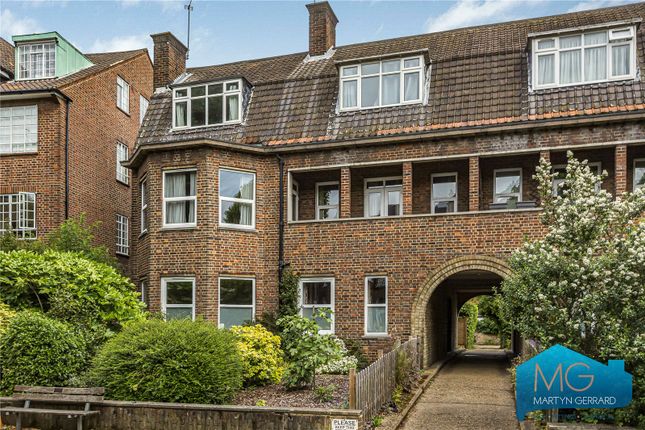 Queens Avenue, Muswell Hill, London, N10 3 bed apartment for sale
