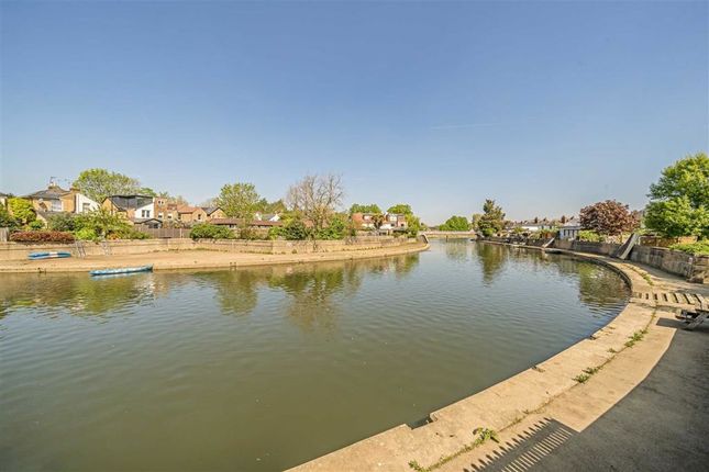 Summer Avenue, East Molesey KT8 3 bed semi