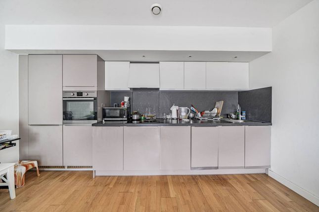 Lakeside Drive, Park Royal, London, NW10 2 bed flat for sale