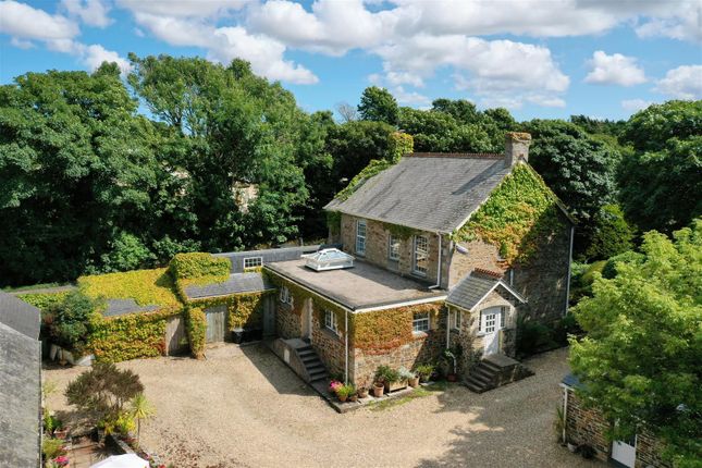 Hendra Croft, Newquay TR8 3 bed detached house for sale