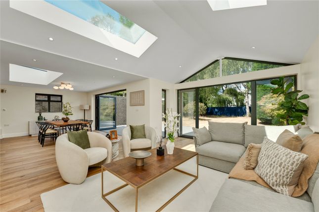 Village Close, Weybridge, Surrey, KT13 4 bed detached house for sale