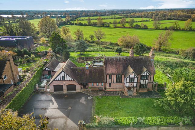 Holywell. 4 bed detached house for sale