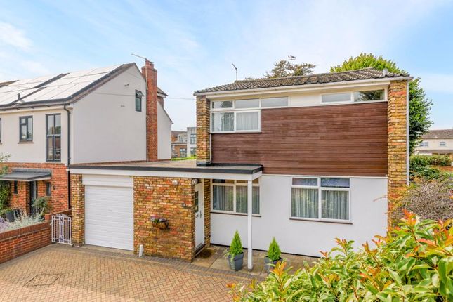 Crouch Oak Lane, Addlestone KT15 3 bed detached house for sale