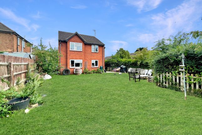 The Crossway, Luton, Bedfordshire... 2 bed ground floor maisonette for sale